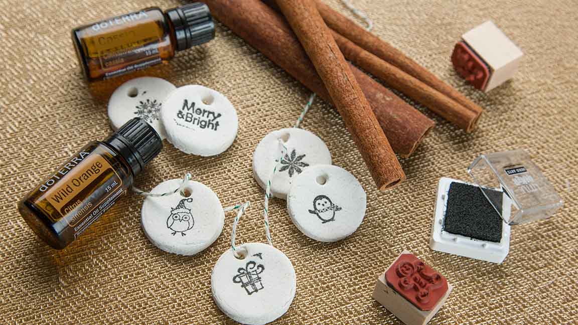 Christmas Gift Idea : Aromatherapy Salt Dough Ornaments - Ora Leaders